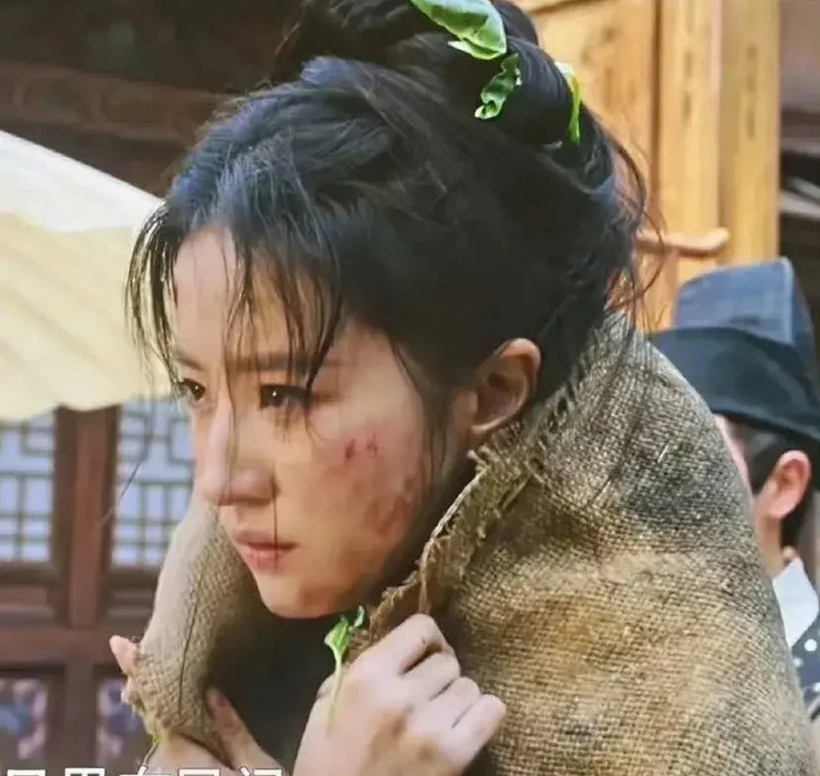 菜叶在她头上像翡翠，画笔戴在头上像发簪，真是绝了​​​