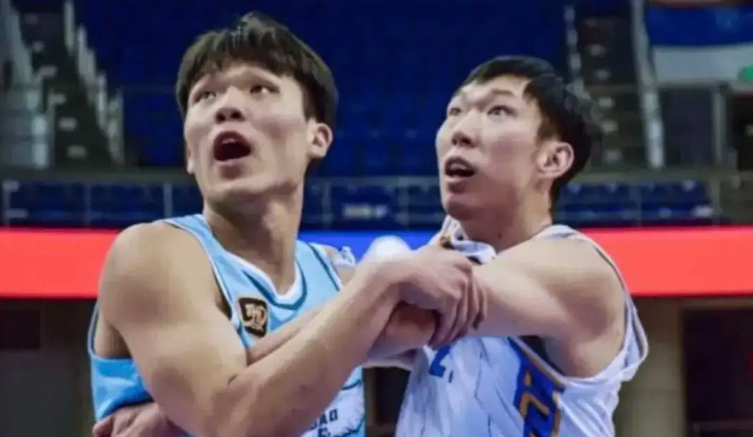 当初周琦在进入NBA之前，就是一个名副其实的“瘦竹竿”，考虑到姚明、阿联在进入N