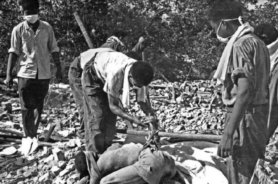 1976年，唐山大地震中，一座看守所倒塌，200多名囚犯跑出来，然而他们没有选择