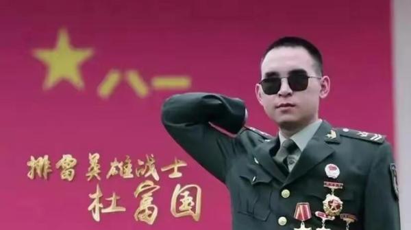 网上有人给杜富国算了一笔账：每月补贴3万2，国家分配180平米住房，水电燃气全部