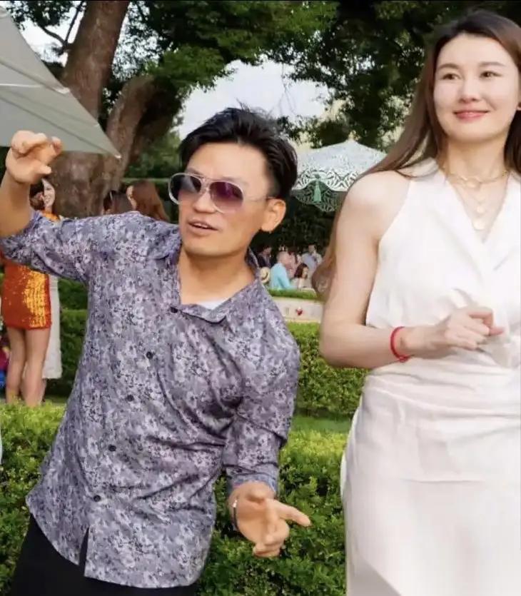 王宝强冯清八年不领证，非因不够爱而是怕了，经历上一段心有余悸王宝强和冯清在一块
