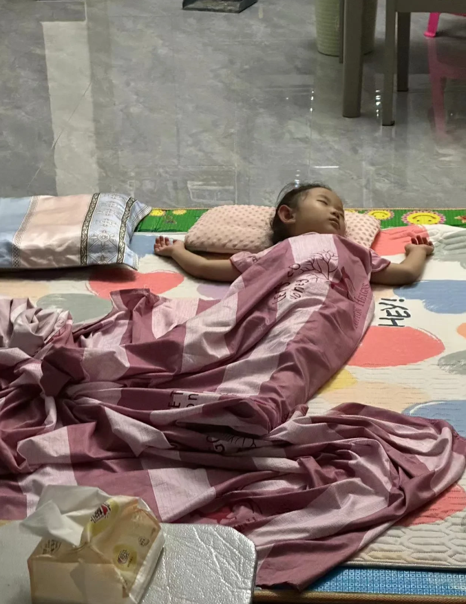 为了省这几块空调费，我动员全家人都一起睡客厅了或许有人会想，一晚上能省几块呀，