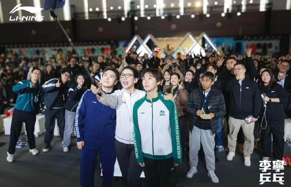 李宁乒乓订货会王曼昱新发型美出圈2026FW李宁乒乓产品订货会现场，王曼昱