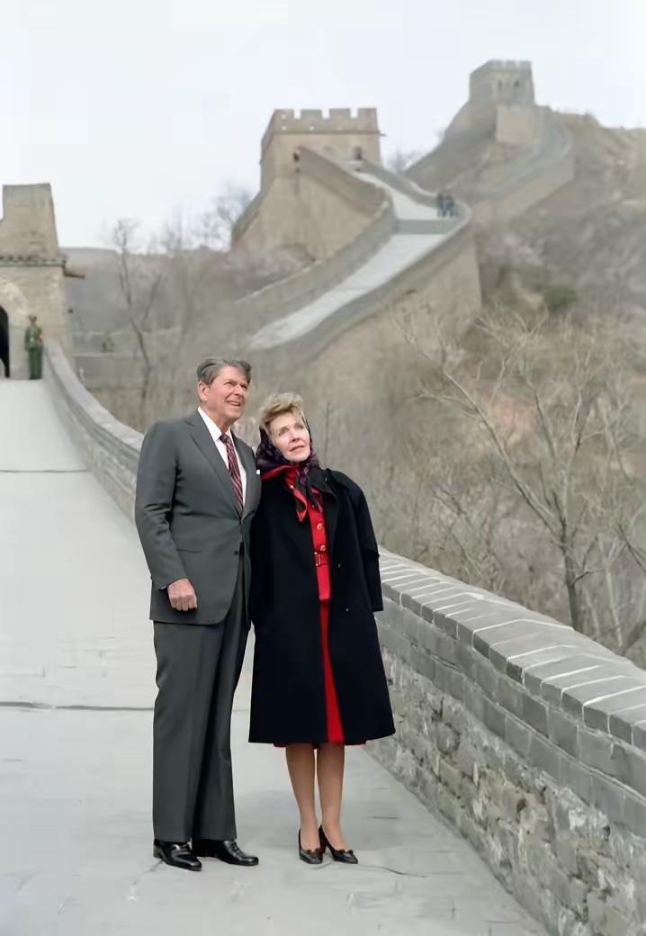 1984年4月28日，美国总统里根携夫人南希游览八达岭长城。这是中美建交之后，首