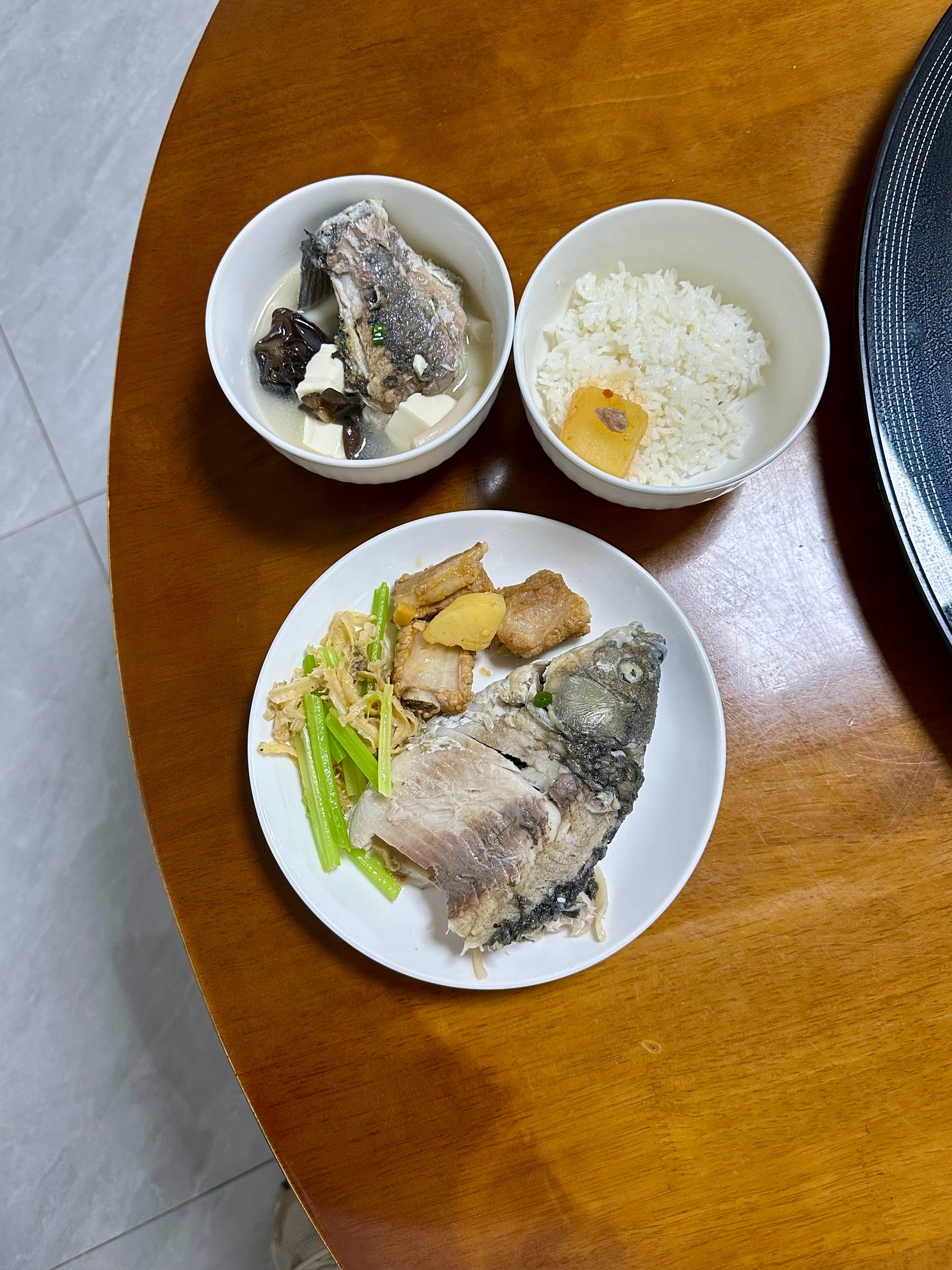 扇贝裙边、土豆烧排骨、鲫鱼豆腐汤。​​​