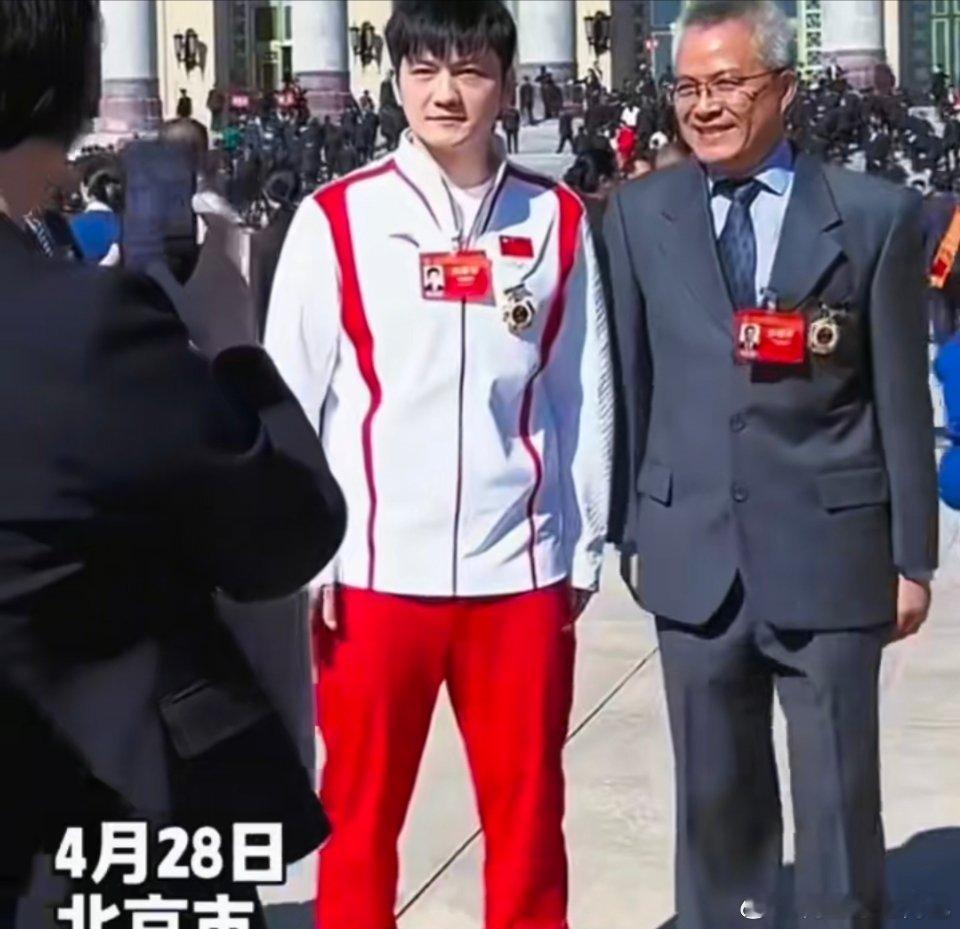 樊振东穿奥运领奖服戴奖章看到樊振东穿着奥运领奖服佩戴奖章，真的狠狠感动到了！那身