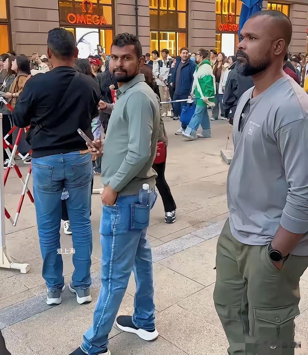 举报外国人电话12367或者12333或者110。任何单位和个人不得聘用未取得工