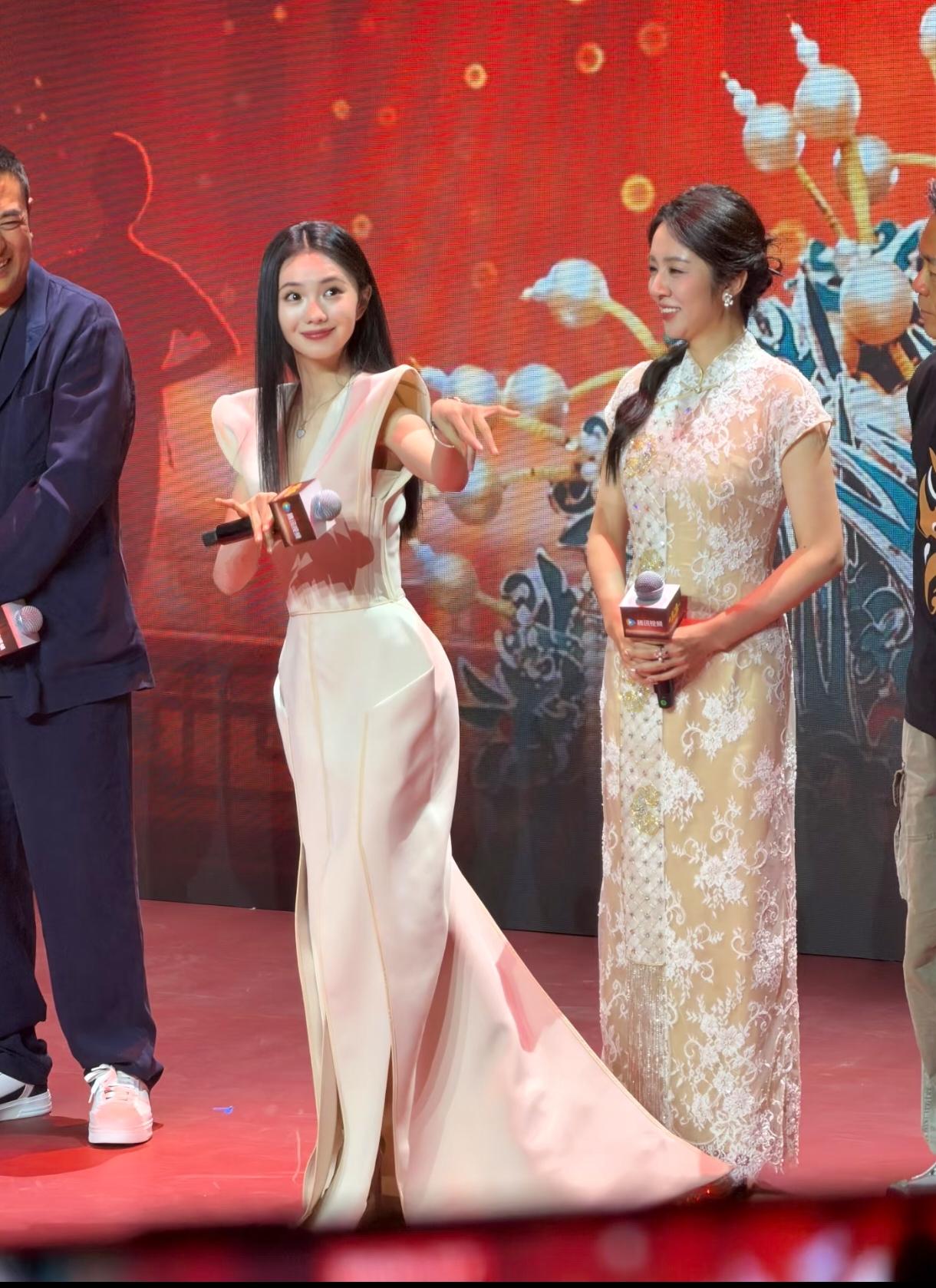 眼睛怎么那么亮，都被刘浩存美到了吧！！窦骁这个眼神比看他老婆都亲切，张嘉译嘴巴都