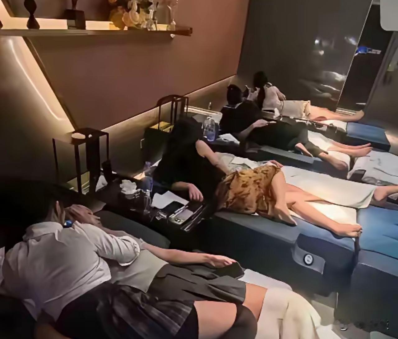 网友晒出采耳店里的一幕，不得不说，惊呆了啊！这视频我刷到的时候差点把手机摔了！