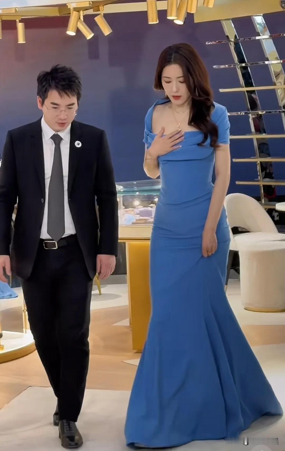 不怪得曾黎被称为“中戏第一美人”，本人确实非常漂亮。她现身山西出席活动，穿着一