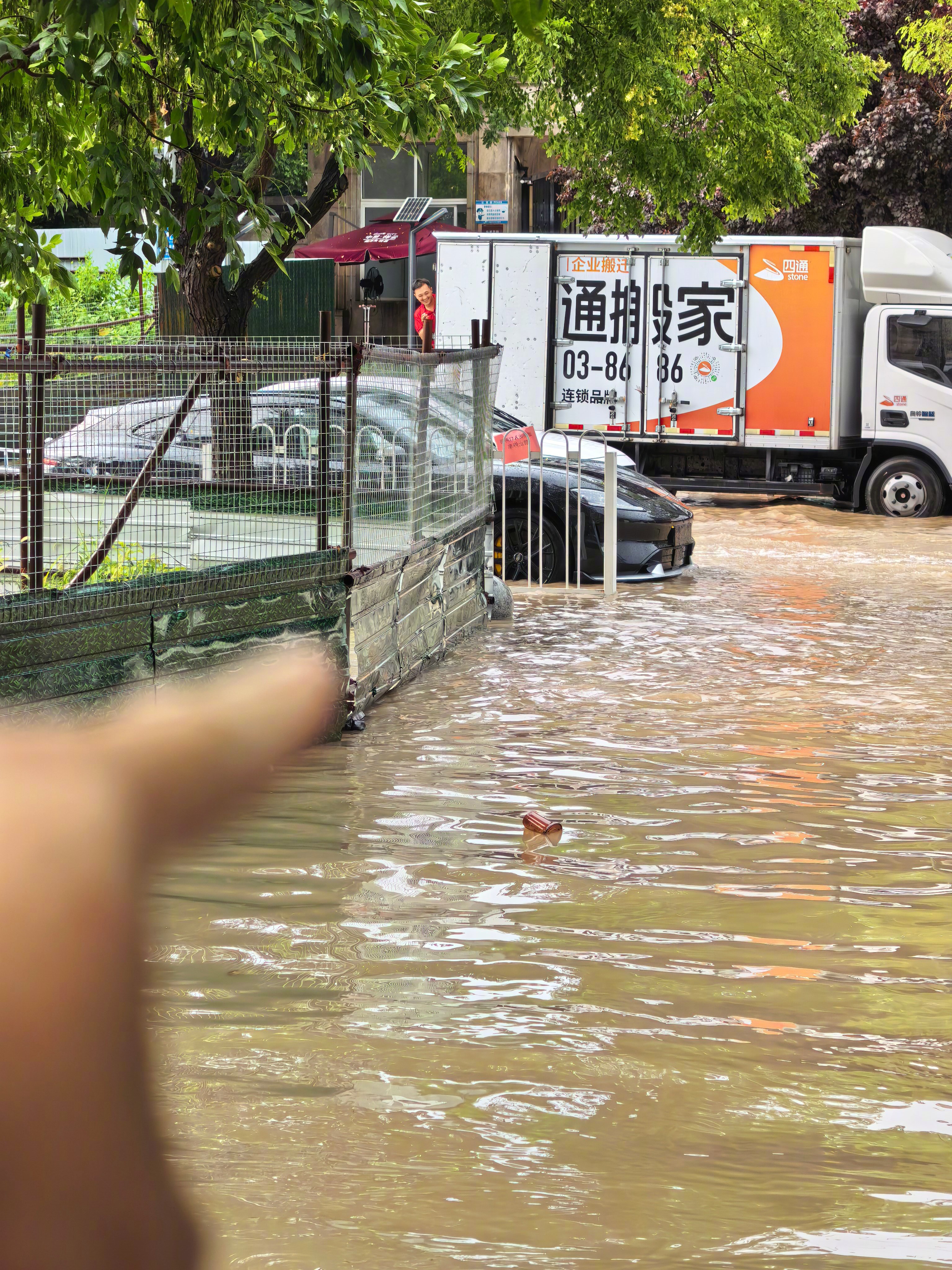 来的时候好好的，回不去了……北京暴雨，手指的是我的车，我人过不去了……