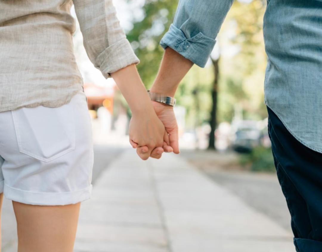 结婚10年突然发现最好的闺蜜竟然是老公跟他在一起放个屁都不需要躲闪