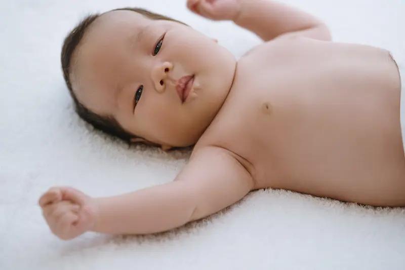 1岁8个月大的宝宝因吃花生米呛入气管，陷入生命危险，这一事件再次提醒家长们注意儿