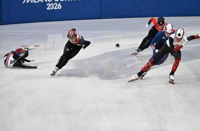 韩国短道再起内讧！场下又亲又抱秀友情，场上阴招毁掉夺金大热门韩国短道再起内讧米