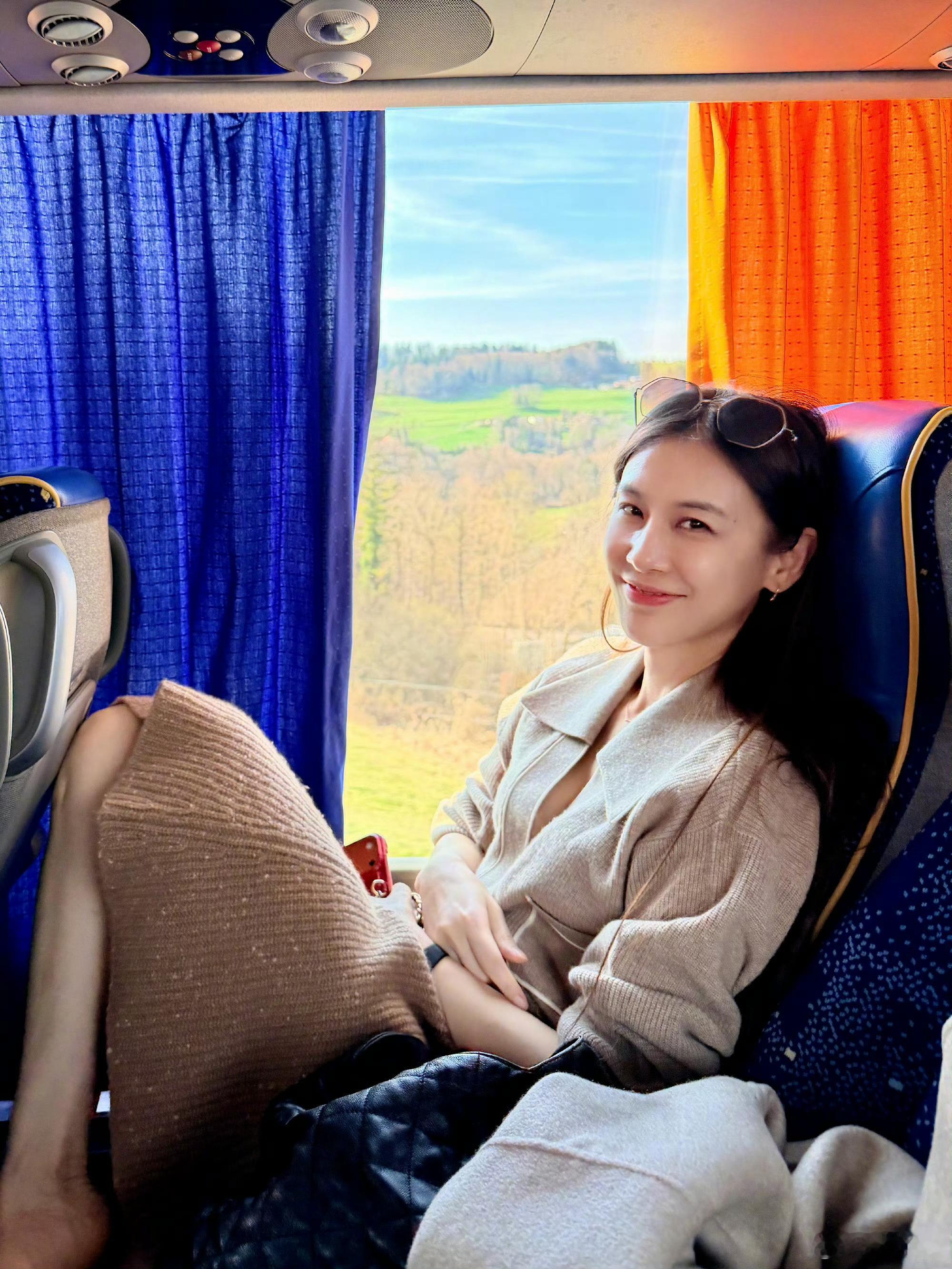 黄圣依晒瑞士游学照消失两个月，黄圣依跑去瑞士游学啦～整个人状态松弛又从容，举手投