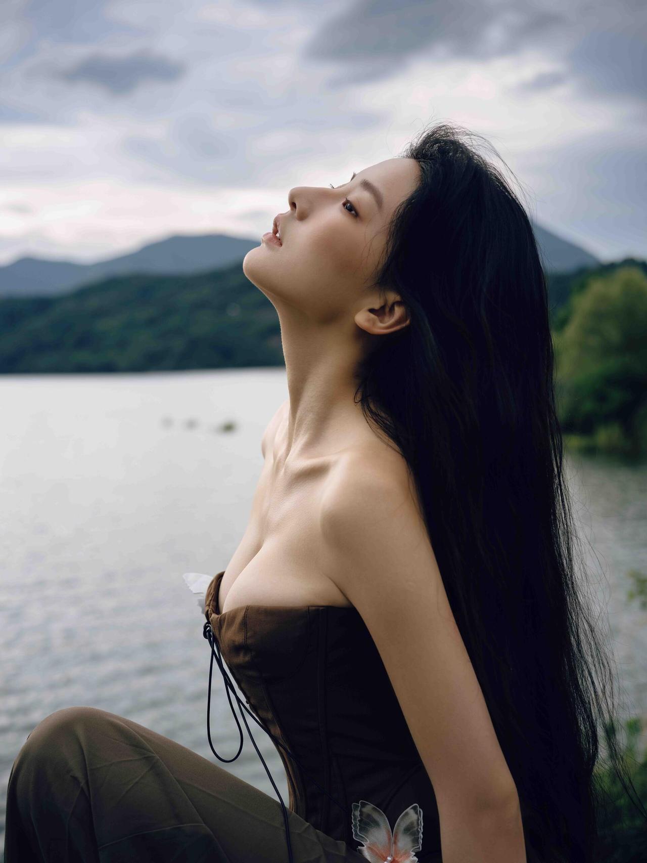 【人像摄影：浮沉】湖风裹着远山的雾，漫过裙角时，她正把呼吸寄在云里。木质