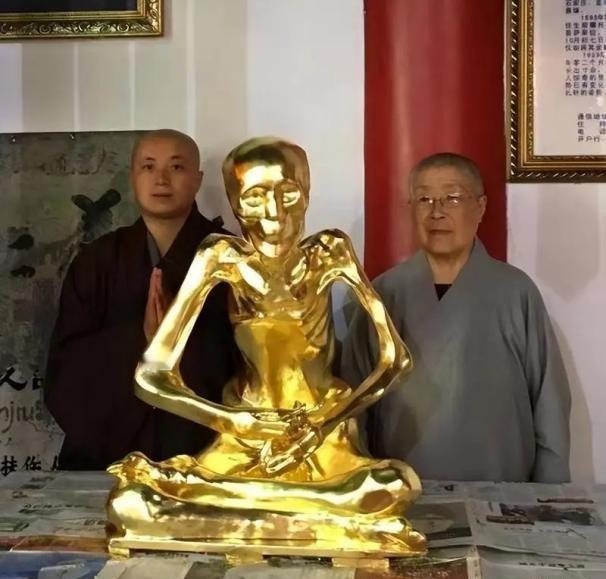 “我死后不要火化，把我装进缸里，三年后打开我便成佛！”1995年，安徽85岁尼姑