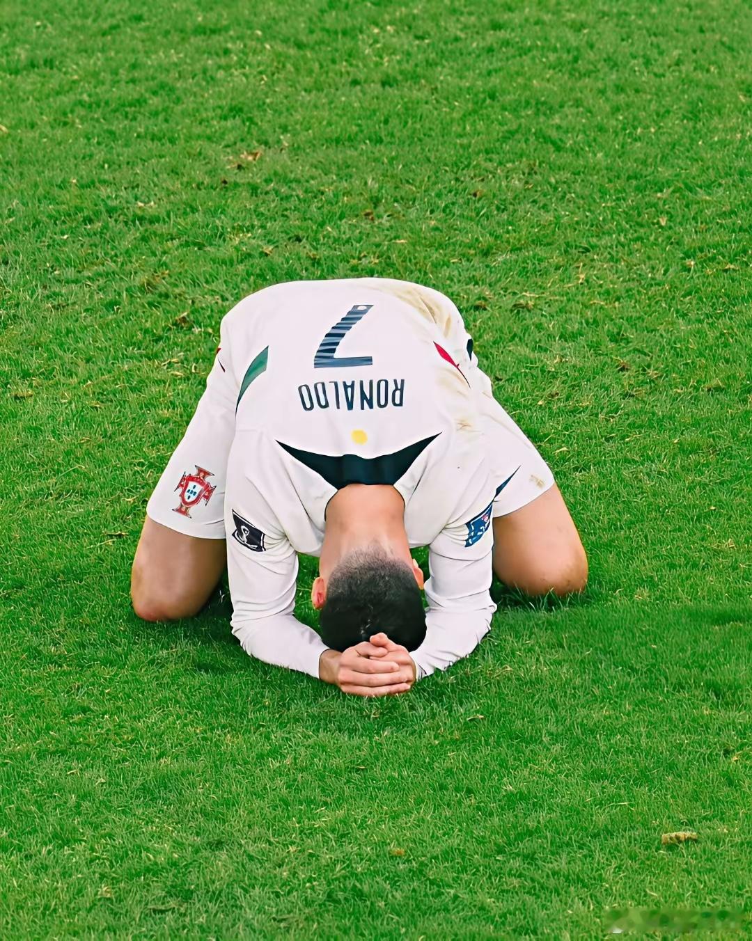 C罗现在进退两难，如果他退下来，对于葡萄牙和整个足球界来说都是不小的损失。C罗不