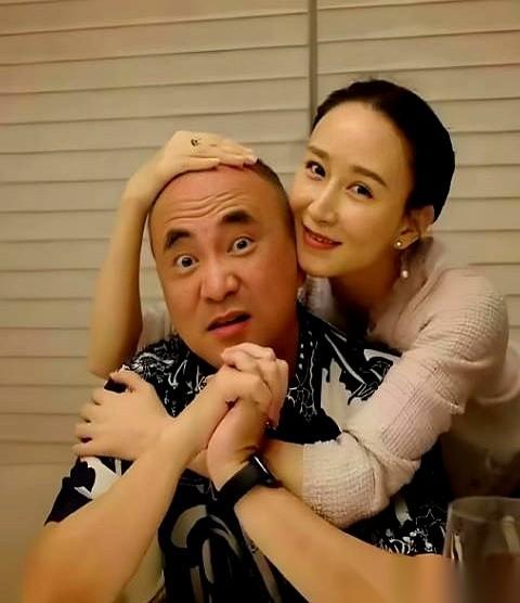 咱们翻开2005年的一段娱乐圈旧闻。在马来西亚的一座豪宅里，富商朱兆祥的母亲指着
