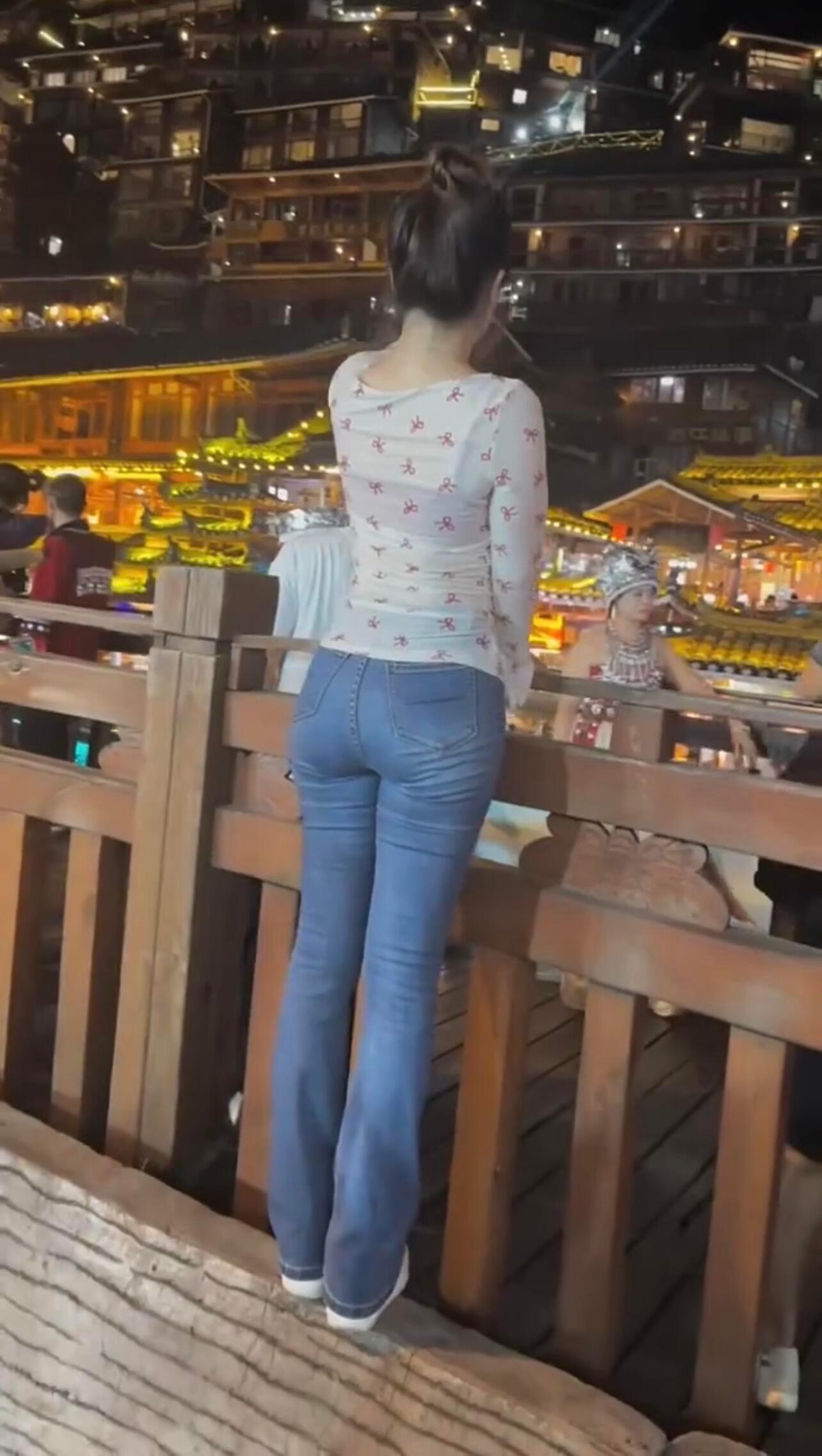 一个人无聊的时候也可以去看洪崖洞​​​