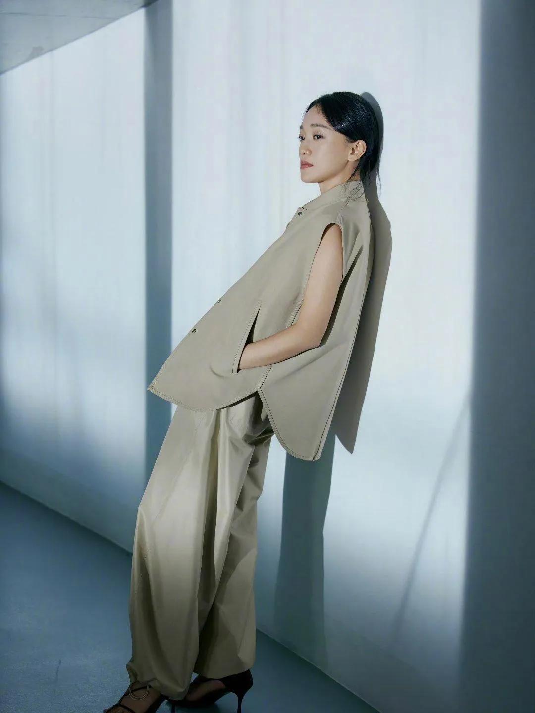 周迅棕系穿搭太绝了周迅这组棕系穿搭真的绝！✨简约无袖套装+同色系阔腿裤，
