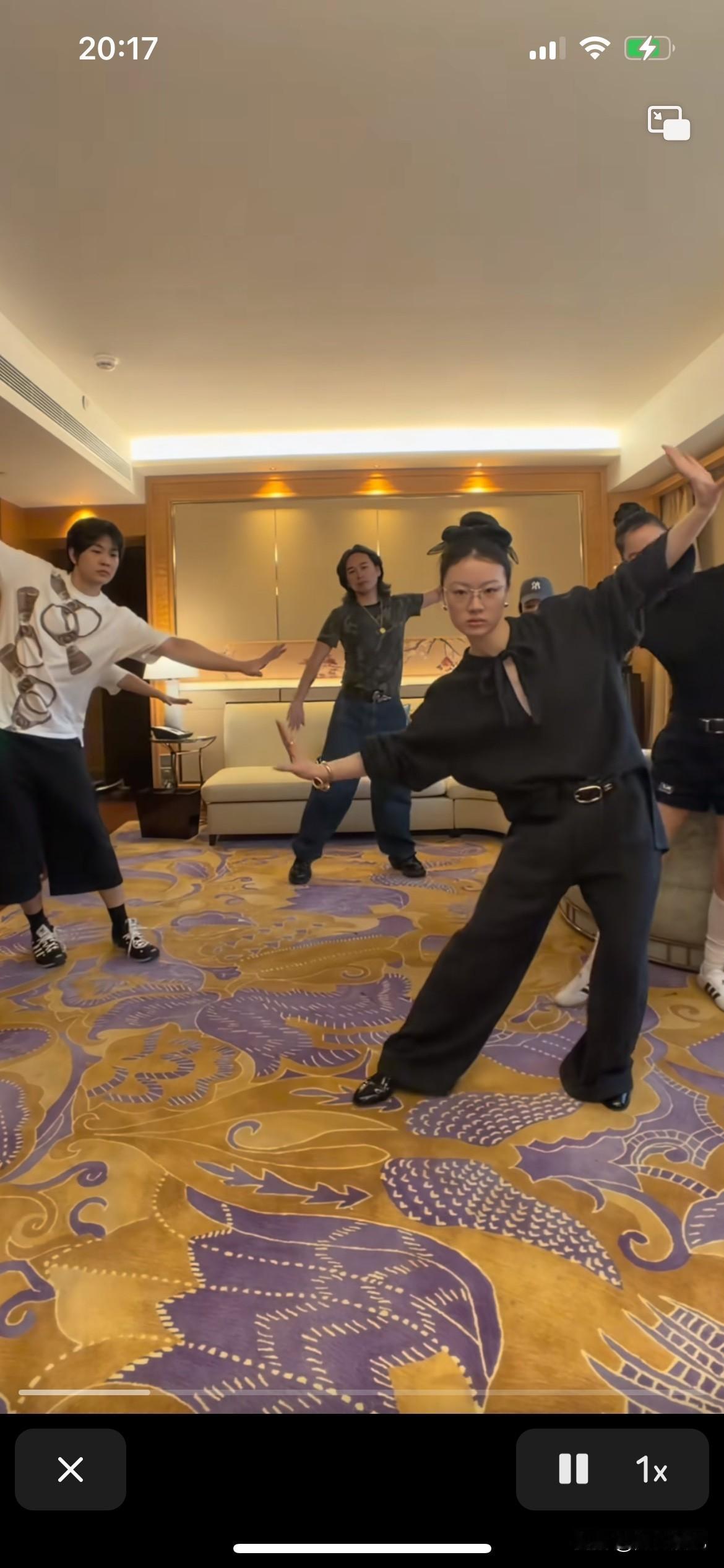 单依纯老师这次厉害了，一直都拒绝跳舞的她，竟然发生天翻地覆的转变，开始跳起舞蹈来