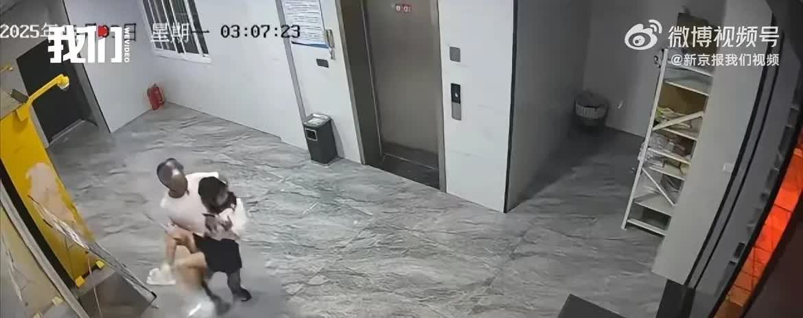 凌晨三点，女孩下到公寓一楼大厅取快递，她万万没想到接下来会有什么等待着她！一男子