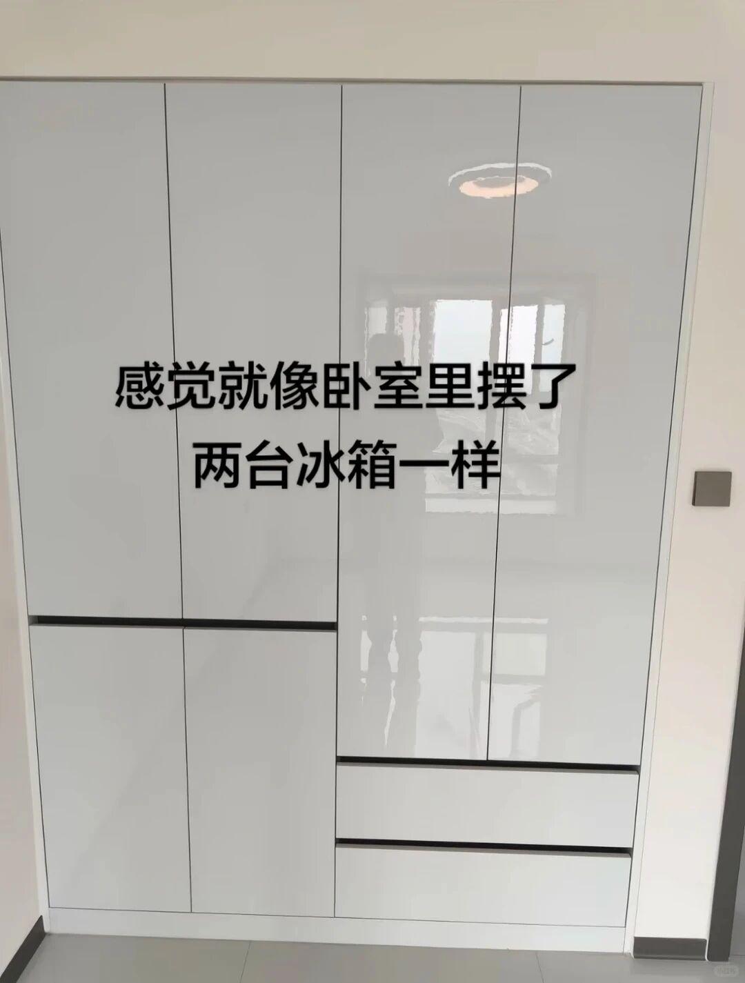 我在卧室里里摆了两台冰箱柜子装好后，傻眼了？这不就是在卧室里摆了两台冰箱吗？