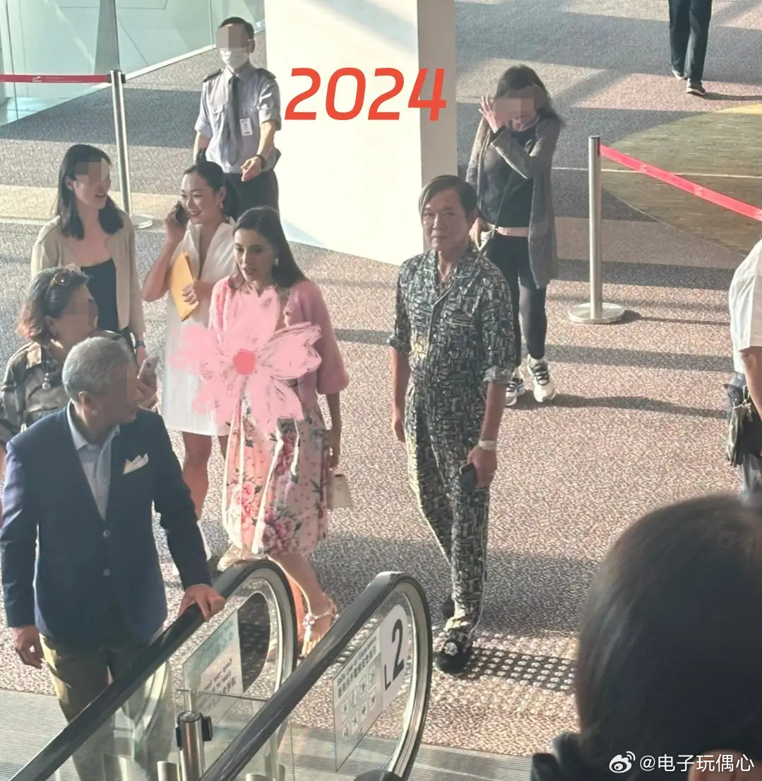 66岁富豪洪永时近照曝光，与四婚妻子恩爱同框，发型和打扮好抢眼