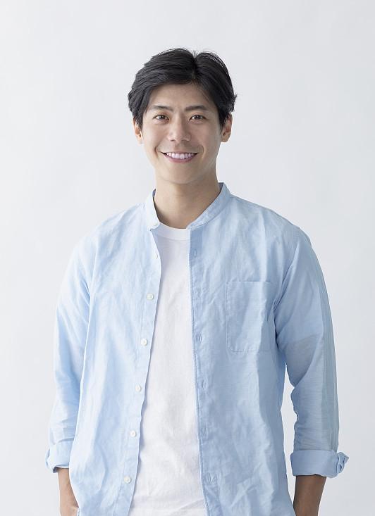 半生浮沉，孑然一身我有个81年的表弟，靠着一手做衣服的好手艺谋生，半生里谈