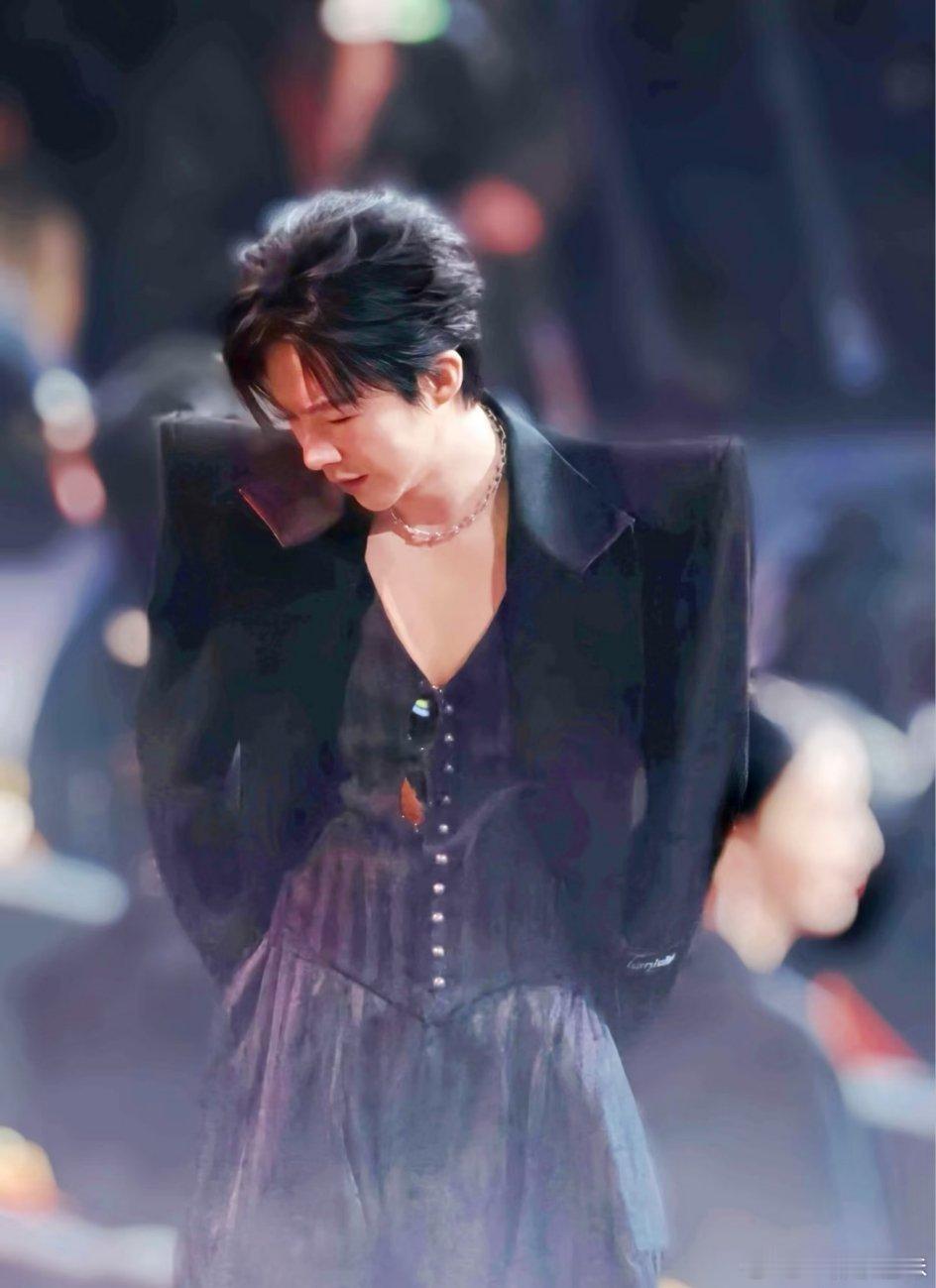 刘宇宁撩起衣角帅到我了，果然他的一瞥一笑都会拿捏到我刘宇宁魏大勋打招呼摩登兄弟