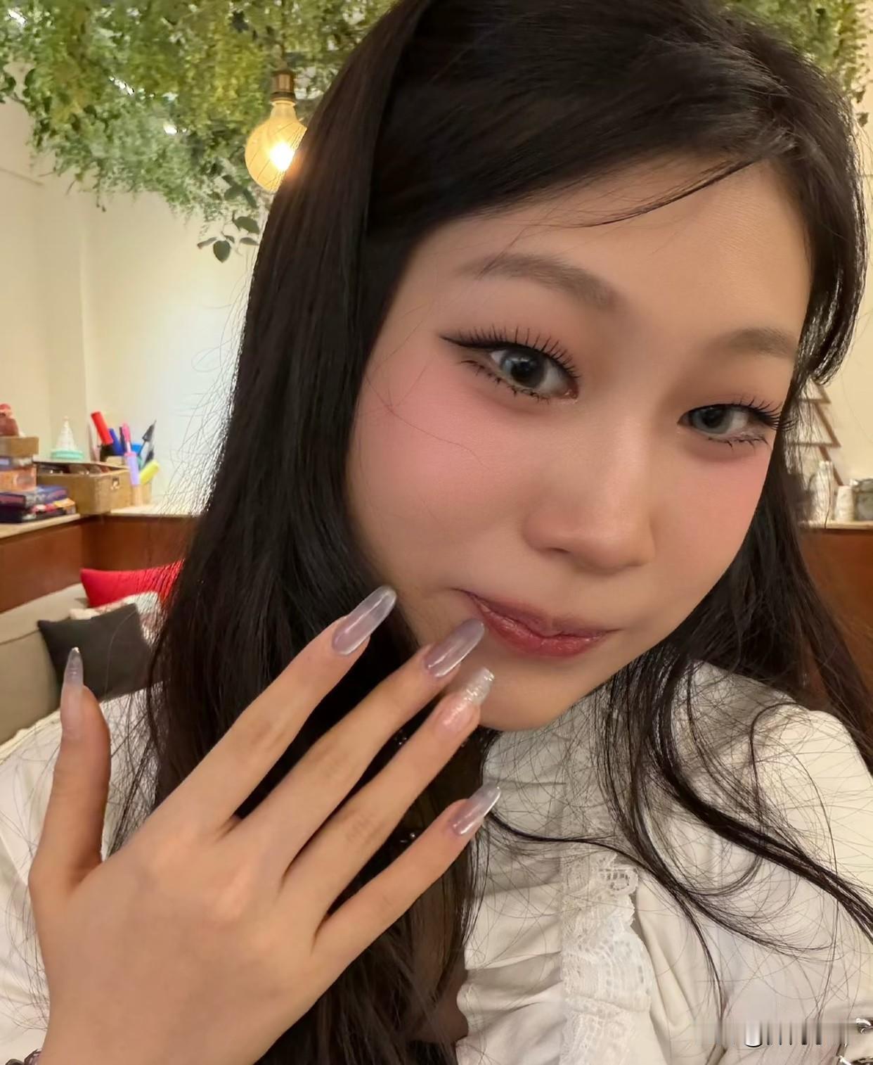 沈佳润这眼妆绝了，神似倪妮同款眼型！小沈阳女儿沈佳润晒出自拍，不少网友感慨化