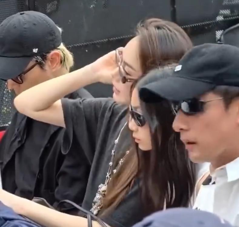 圈里明星带娃真不少，可戚薇李承铉这一家三口还真是够吸人眼球，连挑刺的都没