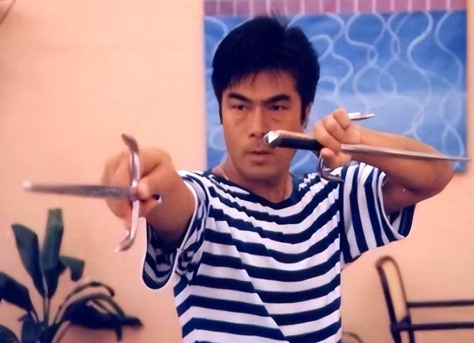 四十年对手变兄弟，成龙图啥？仓田保昭1985年拿刀追成龙，观众看得爽，成龙心