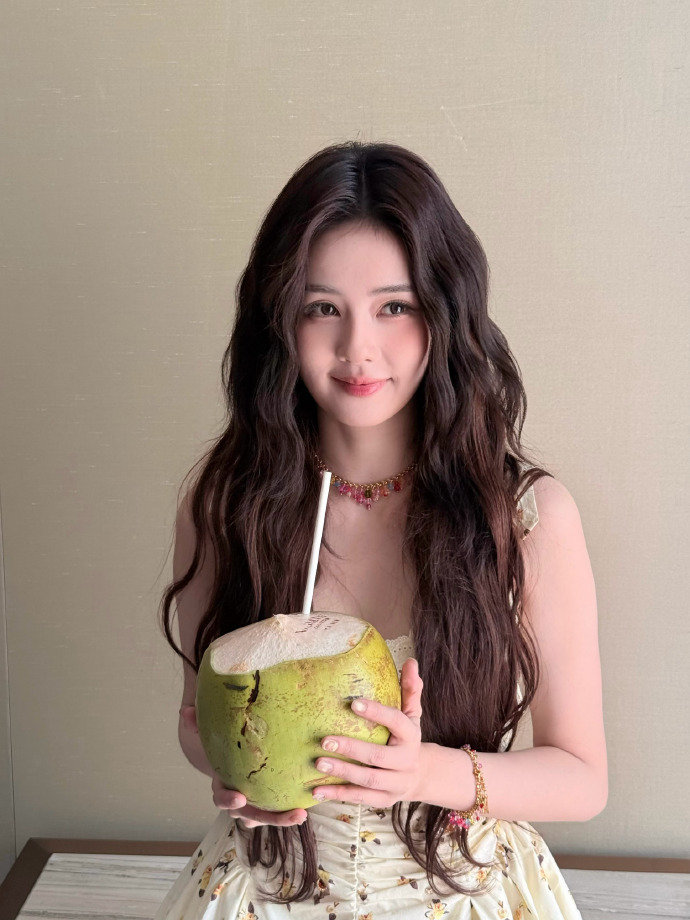 白鹿提前感受了夏天白鹿夏天live白鹿夏天live，是提前感受了夏天的白鹿