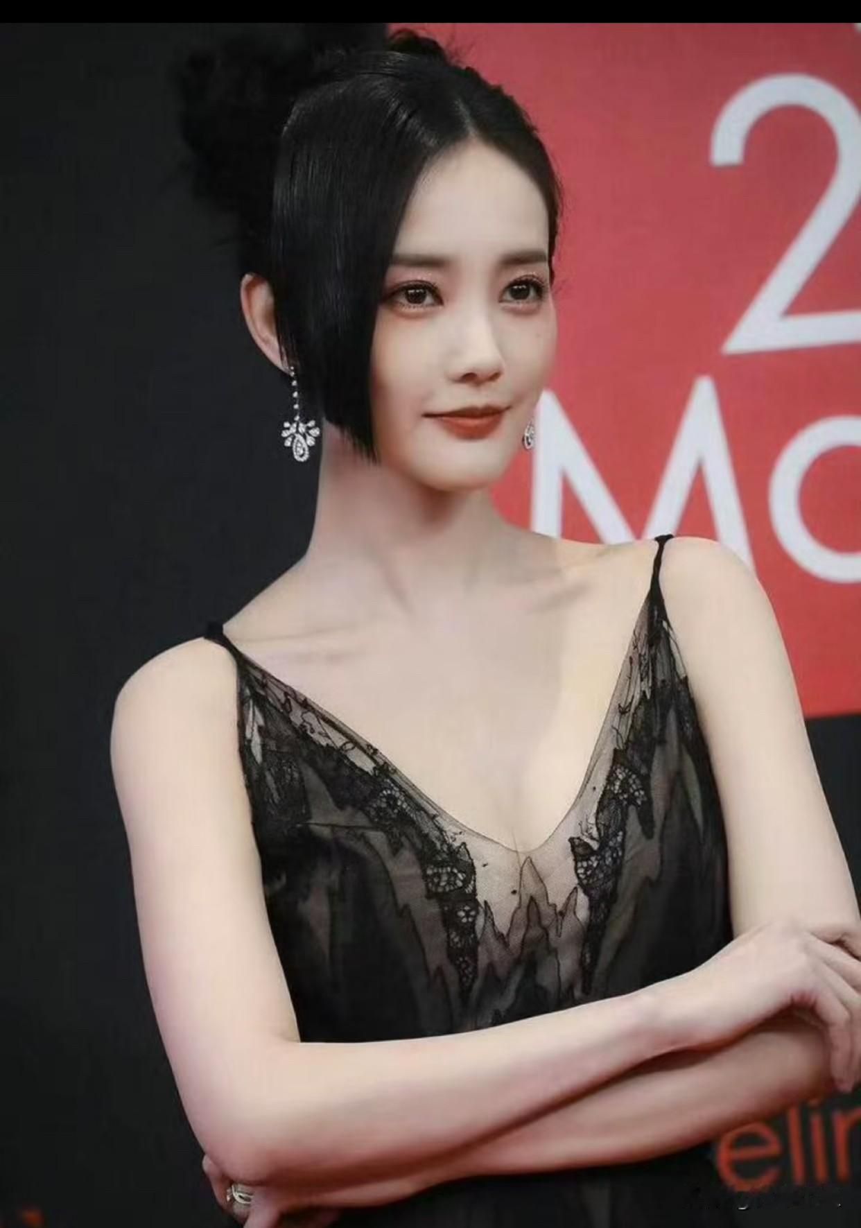 李一桐亮相红毯这套造型太有韵味！一身黑色薄纱蕾丝吊带长裙，V领设计勾勒出漂亮