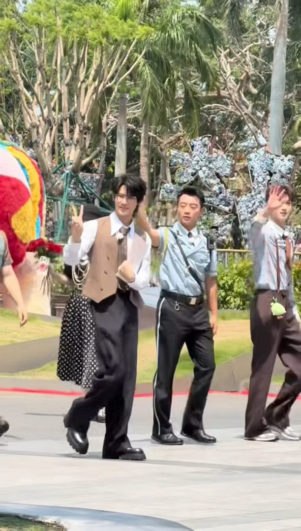 郑恺怎么上跑男当保安了跑男14造型曝光，别人是千金少爷，郑恺是保安队长。这反差感