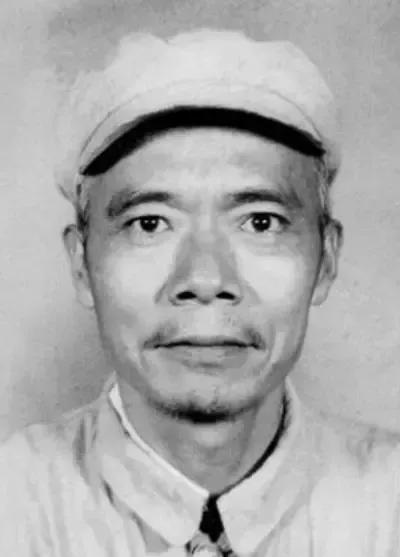 1937年，涂作潮为了打探情报，与一个米店老板打牌，这时，米店老板突然看了他一眼