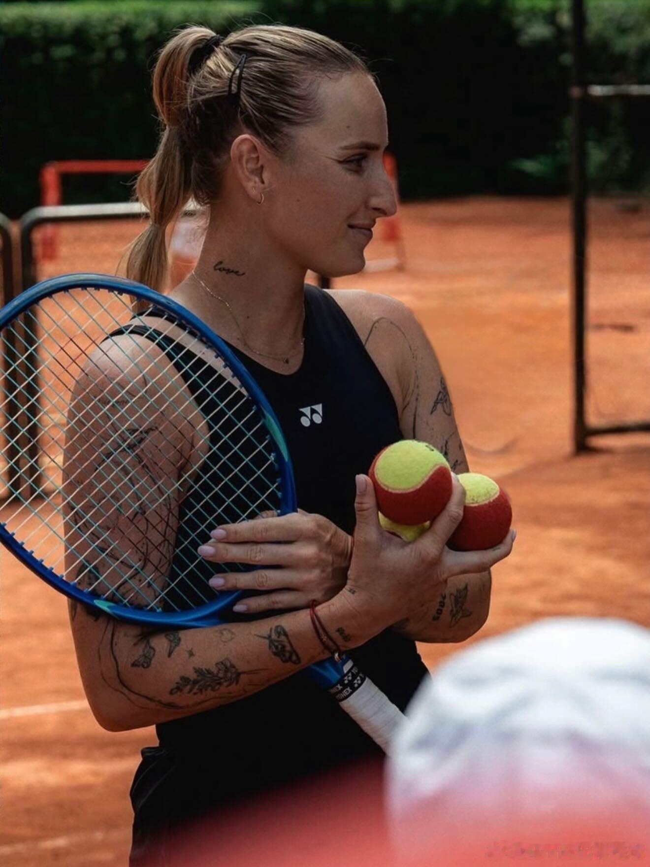 万卓索娃🇨🇿遇到了心理健康问题了刚刚ig发文，翻译如下：“对我来说，谈论这件