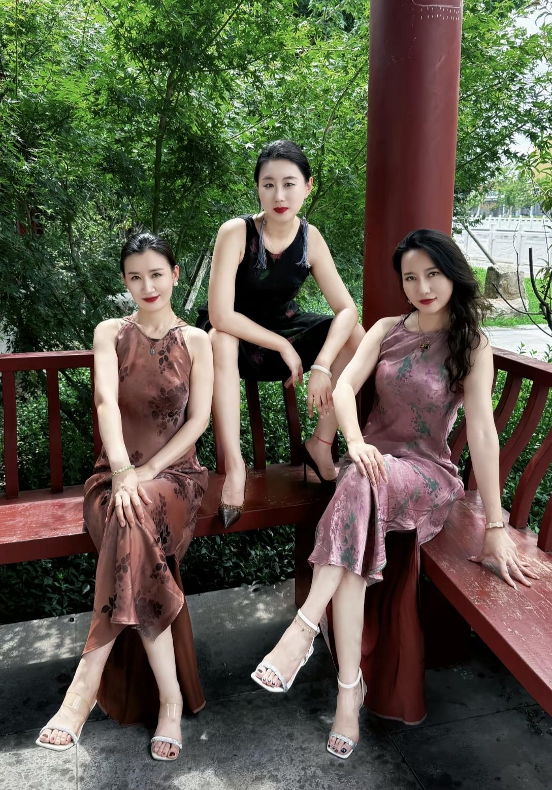 本来穿旗袍是挺优雅的，可她们的这个坐姿看起来有点不伦不类，挺好的衣服废了。