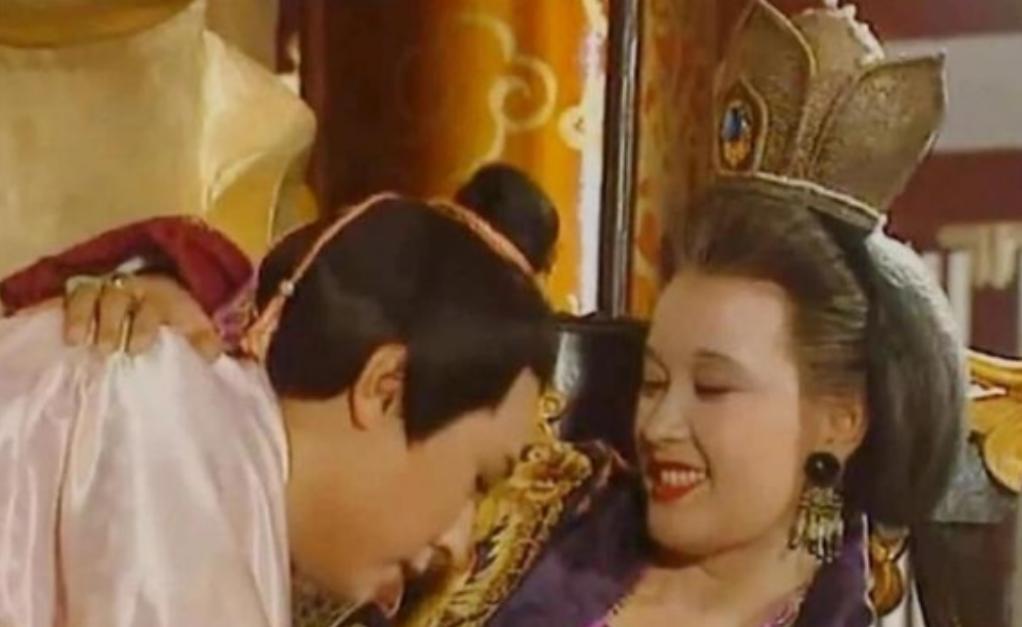 公元700年，77岁的武则天被张昌宗哄睡后，没曾想，当看到武则天睡着后的张昌宗，