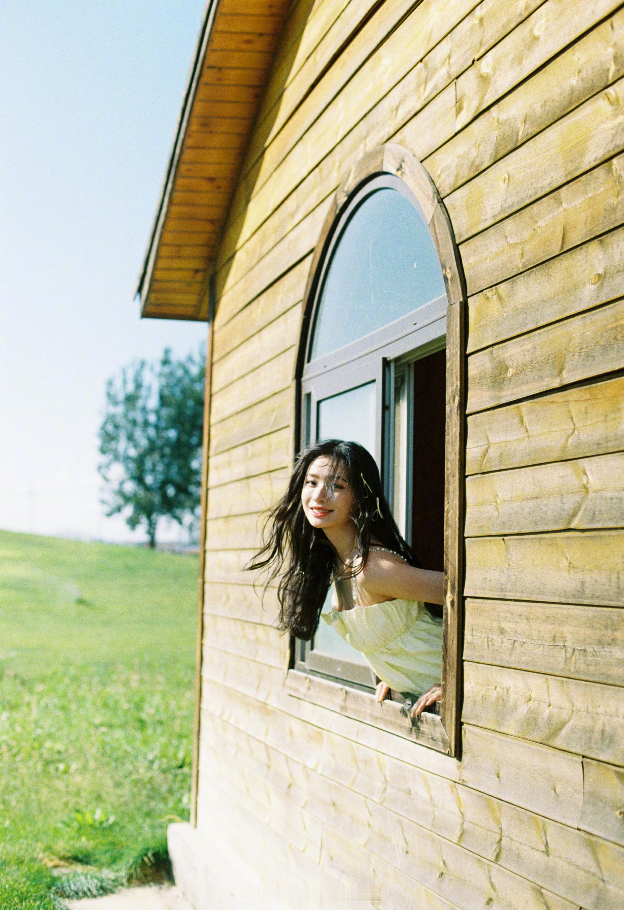 林允落入油画中唯美少女