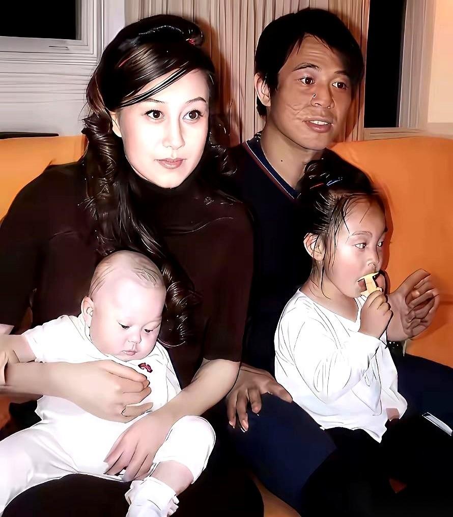 一说李连杰，就绕不开他当年那个电话。电话是打给大洋彼岸的发妻黄秋燕的。她正怀着