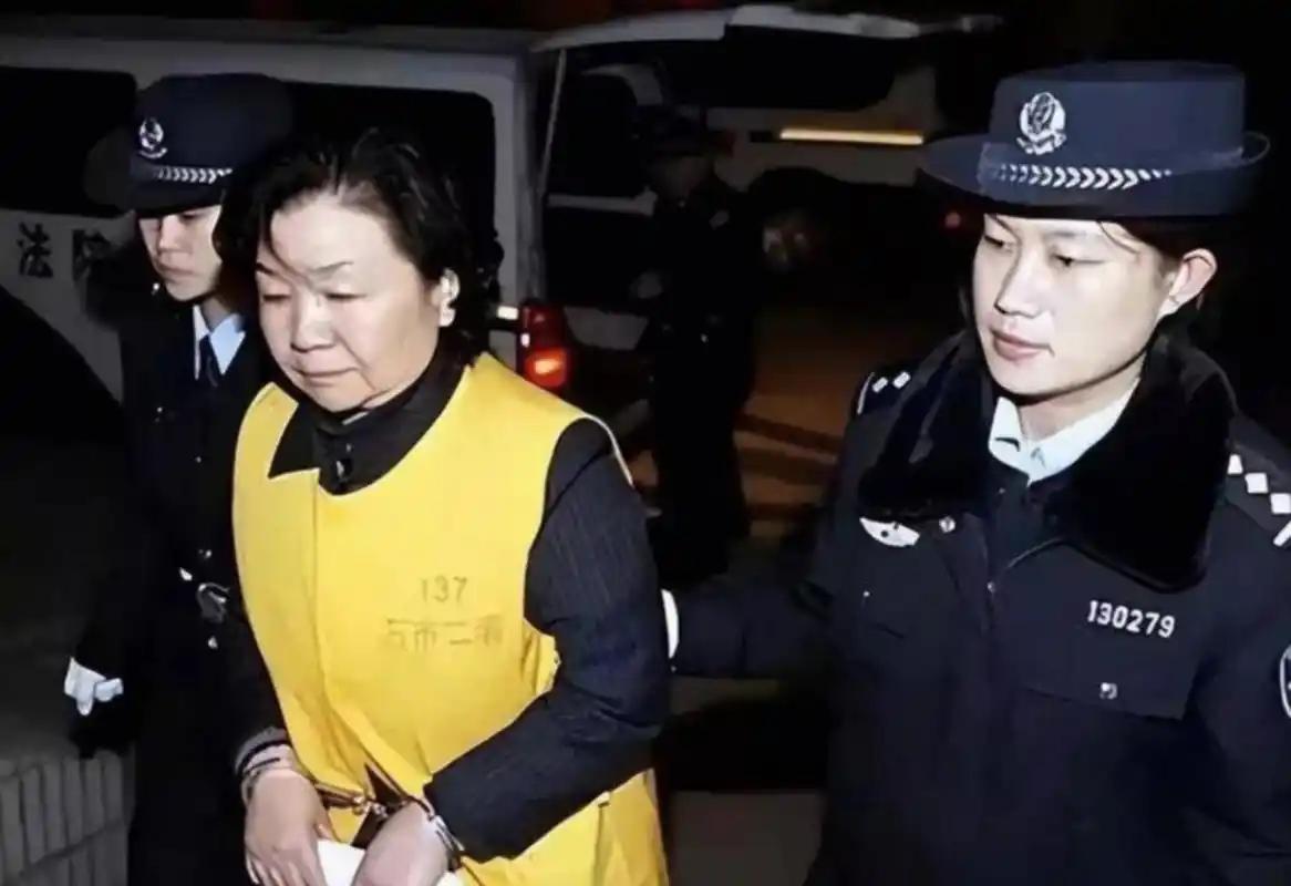坑害十万家庭的三鹿毒奶粉元凶田文华，狱中三次减刑，竟传出2027年要出狱了！当年