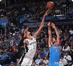 本赛季雷霆对马刺1胜3负，霍姆格伦和文班亚马对比:霍姆格伦:身高216，2