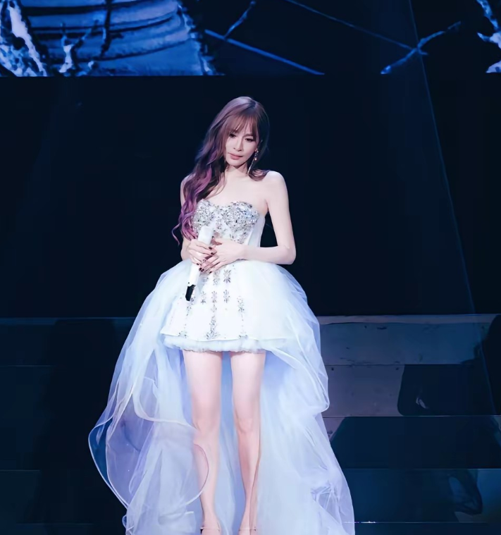 我闺蜜线下见过王心凌她说了一个大实话让我目瞪口呆，她说王心凌根本不是大家线上