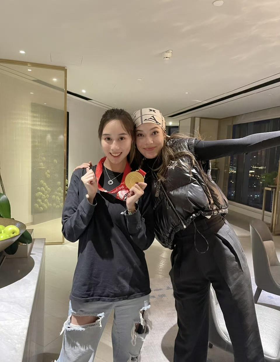 2月22日，何超欣晒与谷爱凌合影，并配文：“宝贝你是最棒的”。何超欣拿着谷爱