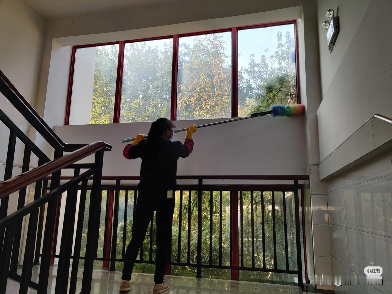 在学校做保洁的女邻居，昨天晚上和她那个整天遛狗打牌的老公吵起来了，老公还打了她几