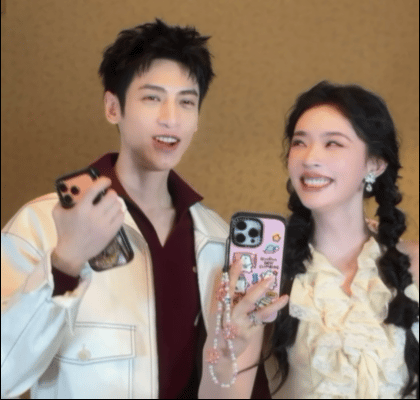 俪谁cp追着喂饭了罗云熙林允晒剪刀手合照谁被俪谁cp甜到心坎里了？剪刀手合照笑