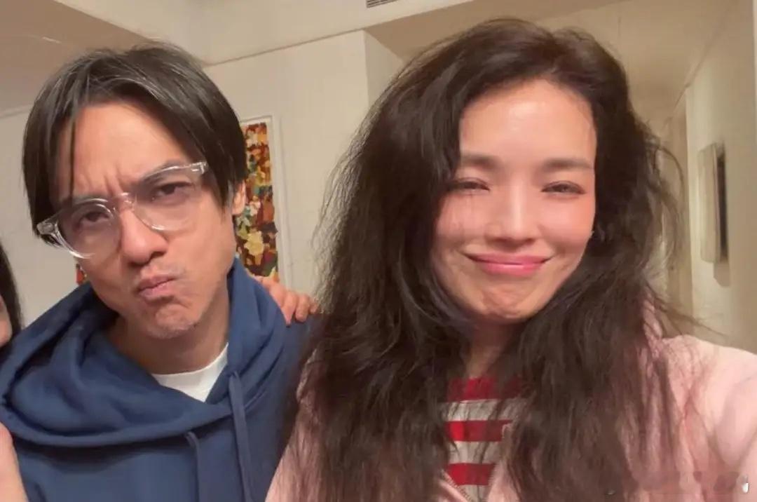 50岁舒淇和老公冯德伦回台北娘家拜年，她穿着粉红色外套，一头卷发披肩，脸部皮肉很